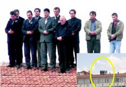 Bunlar çatıda niye namaz kılıyor?