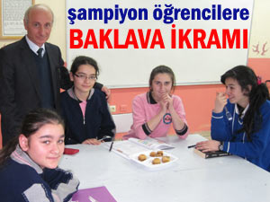 Pazar'ın başarılı öğrencilerine baklava!