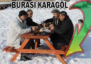 Karagöl'ün üstünde masa kurup çay demliyorlar