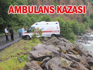 Çamlıhemşin'de ambulans kaza geçirdi