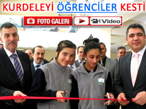 Pazar'daki kermesin kurdelesini öğrenciler kesti