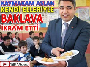 Pazar Kaymakamı öğrencilere baklava dağıttı