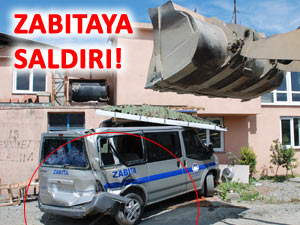 BELEDİYE ARACINI İŞ MAKİNESİYLE EZDİ!