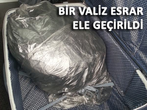 YOLCU VALİZİNDEN 4.8 KİLO ESRAR ÇIKTI!