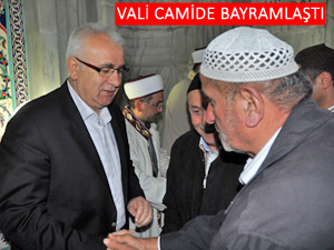 Rize Valisi vatandaşla camide bayramlaştı