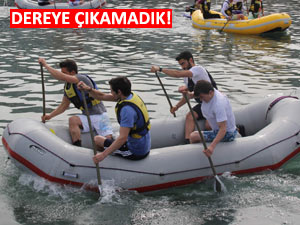 Millet derelerde, Rizeli denizde rafting yapıyor!