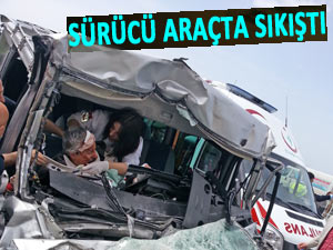 MİNİBÜS TIR'IN ALTINA GİRDİ: 1 YARALI