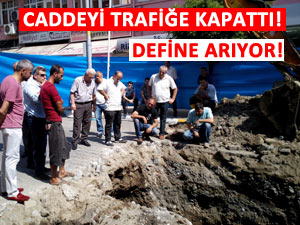 Define çıkarmak için caddeyi trafiğe kapattı