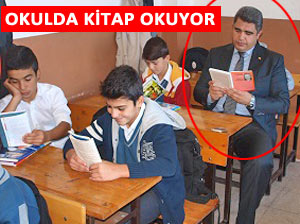 Pazar Kaymakamı öğrencilerle kitap okuyor