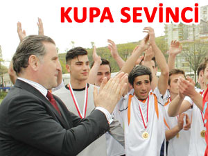 Osman Aşkın Bak Pazar'da kupa törenine katıldı