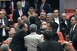 Sezer'i eleştirene CHP yumruğu!