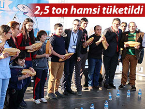 1 SAAT İÇİNDE 2,5 TON HAMSİ TÜKETİLDİ