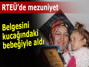 MEZUNİYET BELGESİNİ KUCAĞINDAKİ BEBEĞİ İLE ALDI