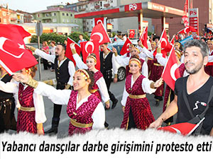 Yabancı dansçılar darbe girişimini protesto etti