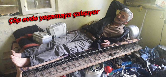 Çöp evde yaşamaya çalışıyor