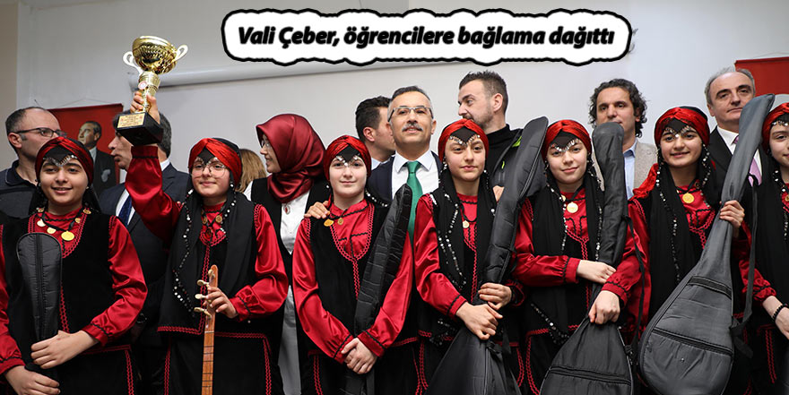 Vali Çeber, öğrencilere bağlama dağıttı