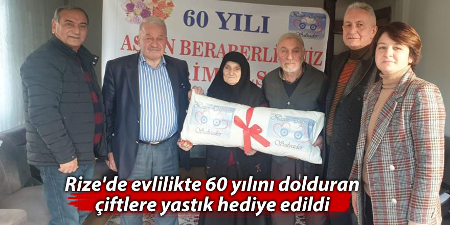 Rize'de evlilikte 60 yılını dolduran çiftlere yastık hediye edildi