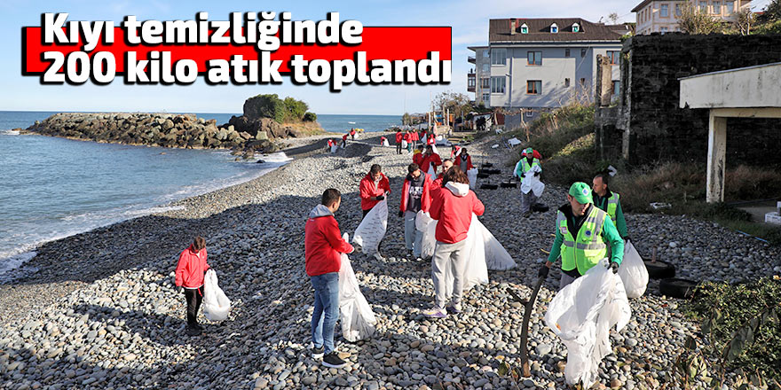 Rize'de kıyı temizliğinde 200 kilo atık toplandı