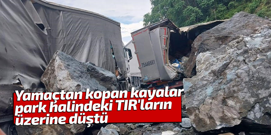 Yamaçtan kopan kayalar park halindeki TIR'ların üzerine düştü