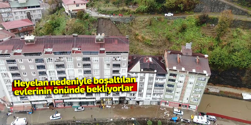 Heyelan nedeniyle boşaltılan evlerinin önünde bekliyorlar