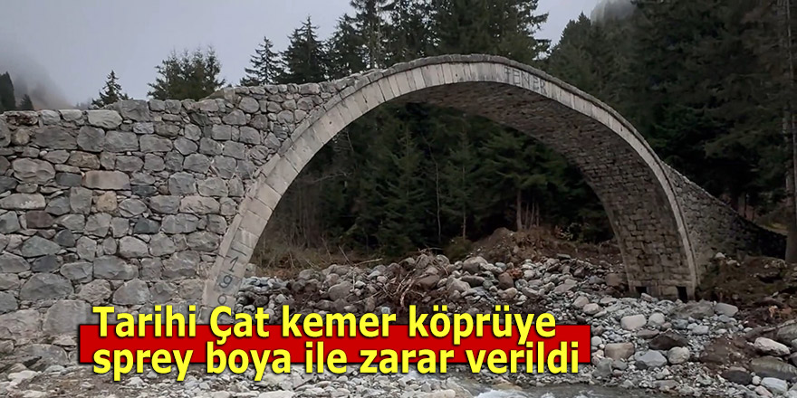 Tarihi Çat kemer köprüye sprey boya ile zarar verildi