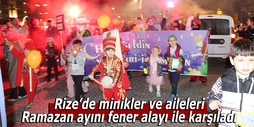 Rize’de minikler ve aileleri Ramazan ayını fener alayı ile karşıladı