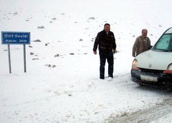 Kar yağışı Ovit'te yolu kapattı