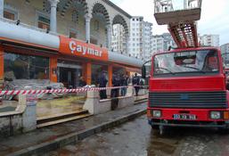 Pazar'da market yandı