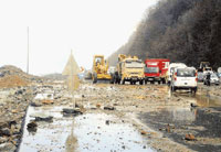 Dalgalar Çayeli'nde yol kapattı