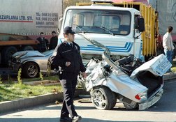 İkiye bölünen BMW'den sağ çıktılar