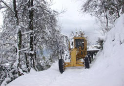 Rize'de kar yolları kapattı