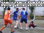 Sağanak yağmurda futbol dansı