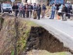 Rize'de heyelan yol kapattı
