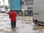 Sahil yolu yağmura teslim oldu