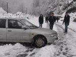 Rize'de kar, yolları kapattı!