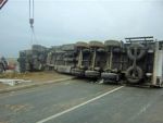 Devrilen TIR yolu trafiğe kapattı