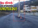 Elektrik direği, yol ortasında kaldı!