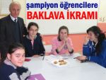 Pazar'ın başarılı öğrencilerine baklava!