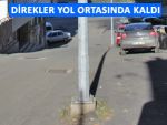 DİREKLER YOL ORTASINDA UNUTULDU