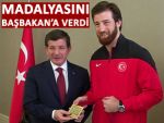 Rizeli şampiyon, madalyasını başbakana verdi