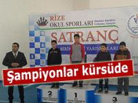 Satranç şampiyonları kürsüde...