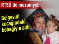 MEZUNİYET BELGESİNİ KUCAĞINDAKİ BEBEĞİ İLE ALDI