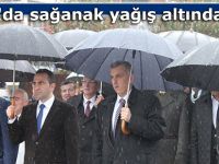 Pazar'da sağanak yağış altında tören