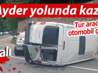 Ayder yolunda tur aracı ile otomobil çarpıştı!