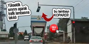 Yükseklik sınırını aşarak trafik lambasına takıldı