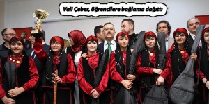 Vali Çeber, öğrencilere bağlama dağıttı