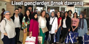 Liseli gençlerden örnek davranış