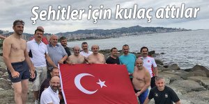 Şehitler için kulaç attılar