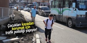 Çocukları kazadan korumak için trafik polisliği yapıyor!