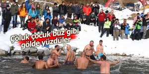 Çoluk çocuk buz gibi gölde yüzdüler